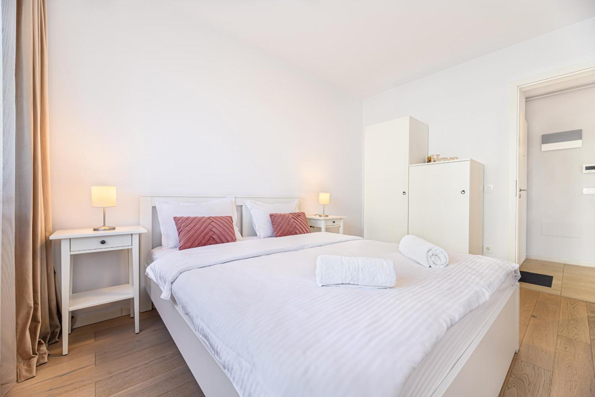 Jad - Luxury 3 Rooms & 2 Rooms Apartments In Kasper, Near Coresi Mall Braşov Eksteriør billede