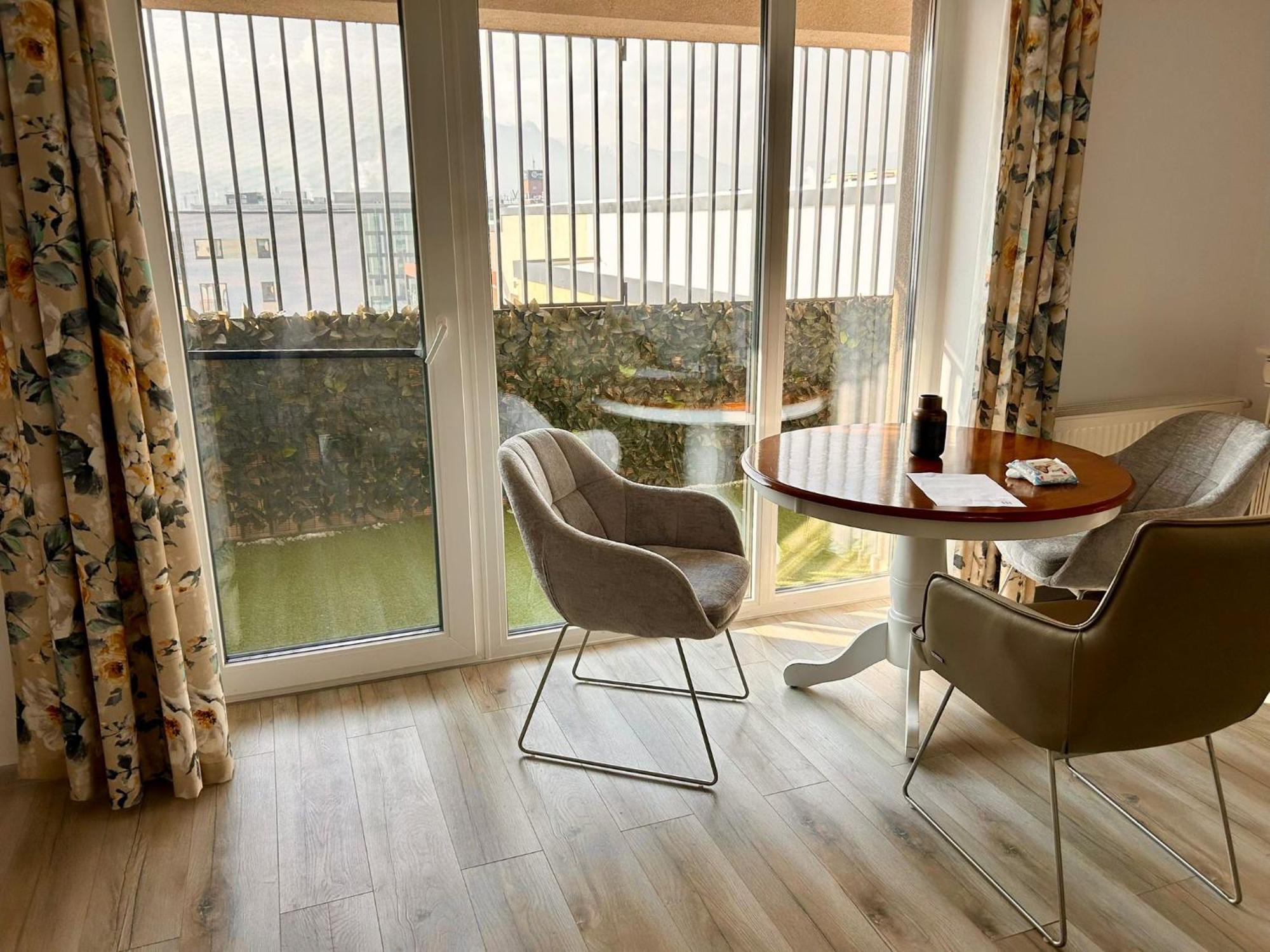 Jad - Luxury 3 Rooms & 2 Rooms Apartments In Kasper, Near Coresi Mall Braşov Eksteriør billede
